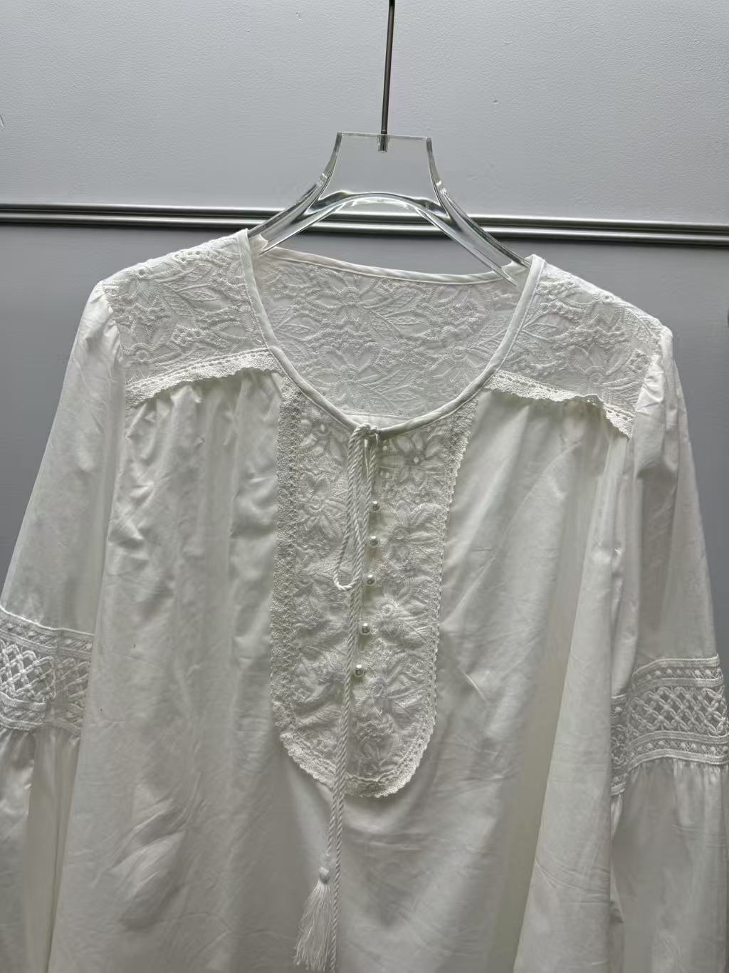 Dame elegant bluse med fine broderidetaljer og knaplukning Stilla