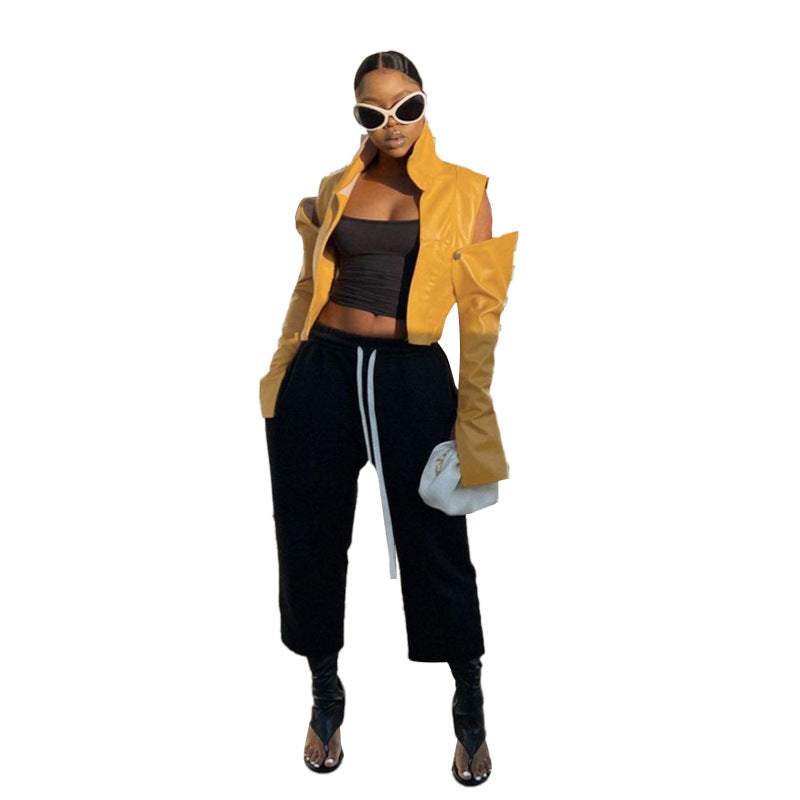 Dame cropped kunstlæder blazer med spændende cut-out ærmer Stilla