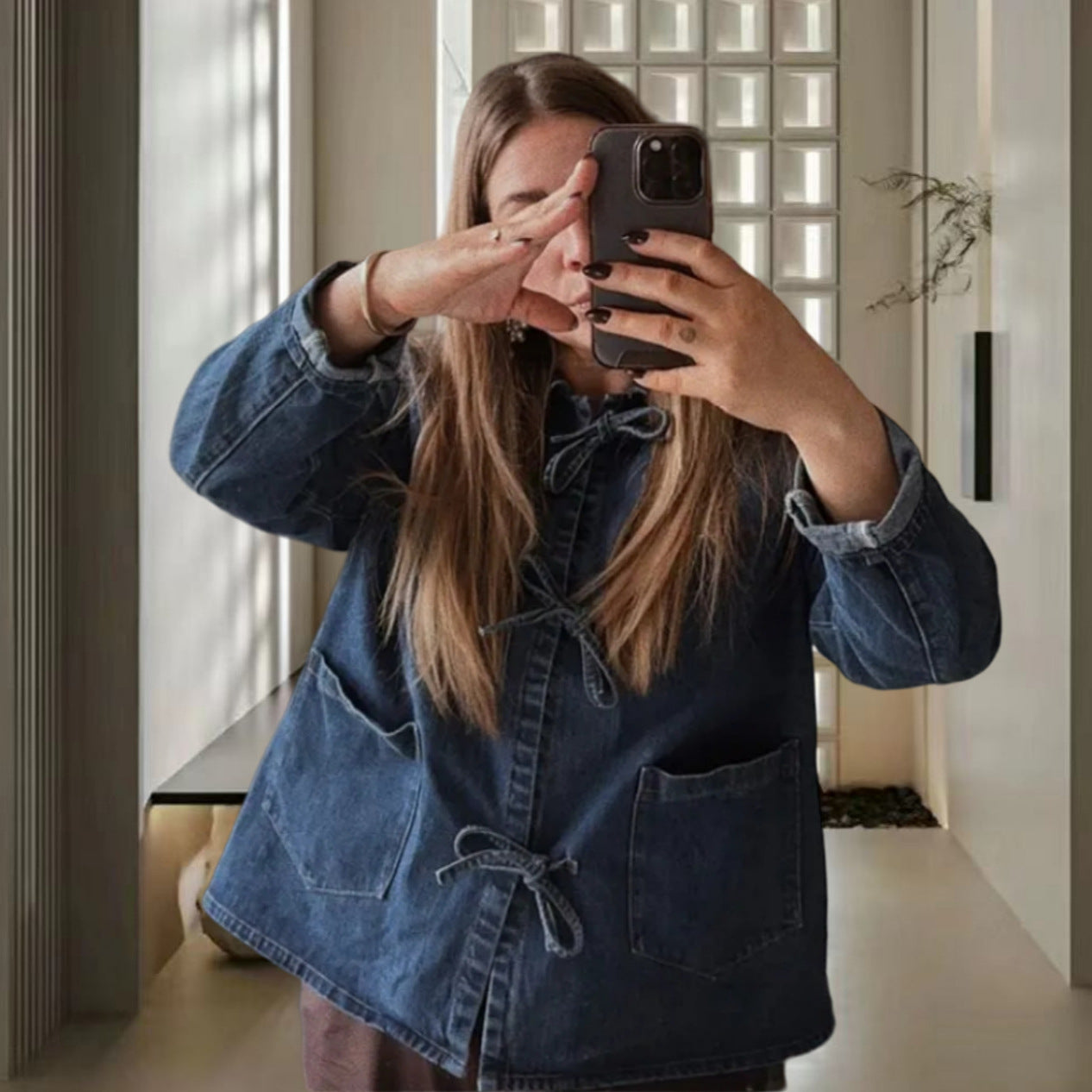 Dame denimjakke med et moderne design og praktiske lommer Stilla