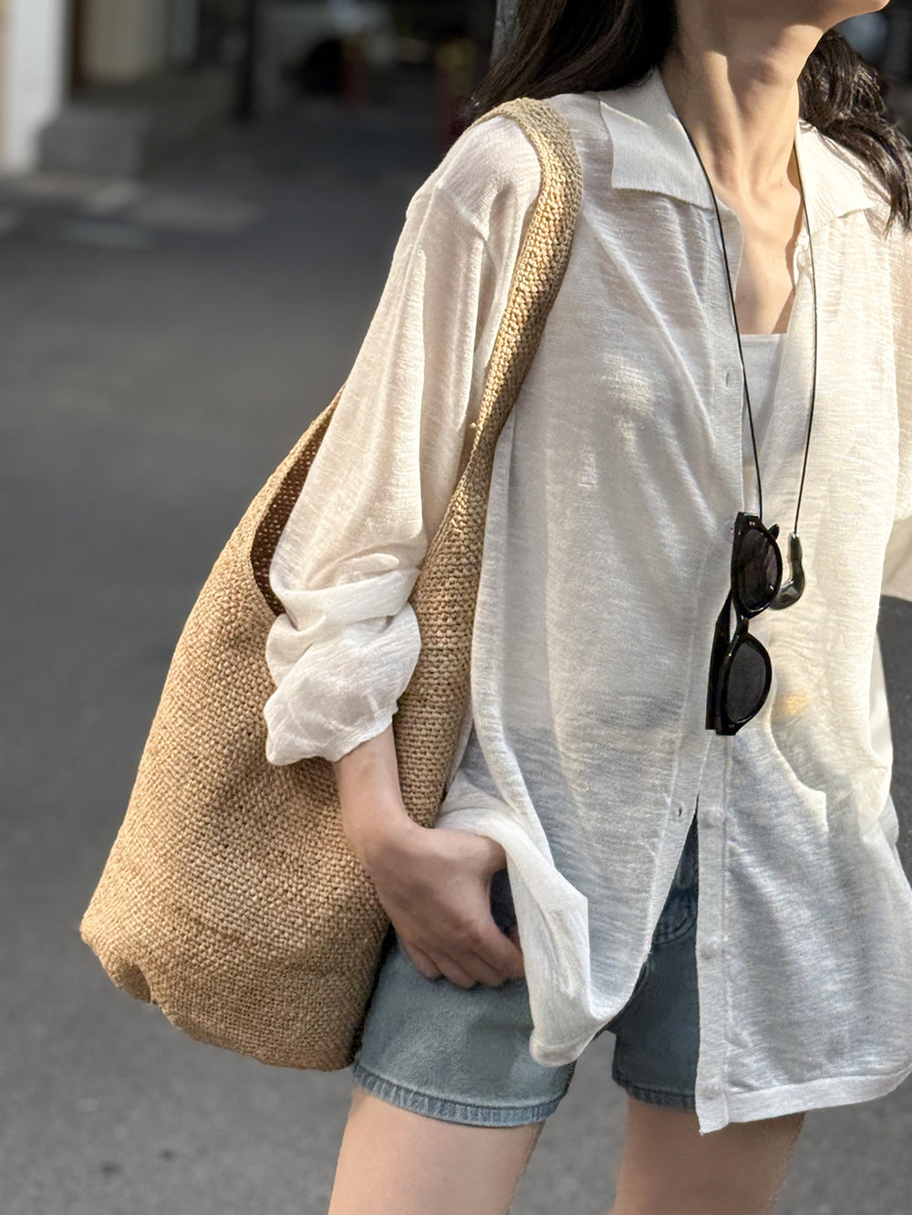 Dame afslappet skjorte med fashionabelt snit og detaljeknapliste Stilla