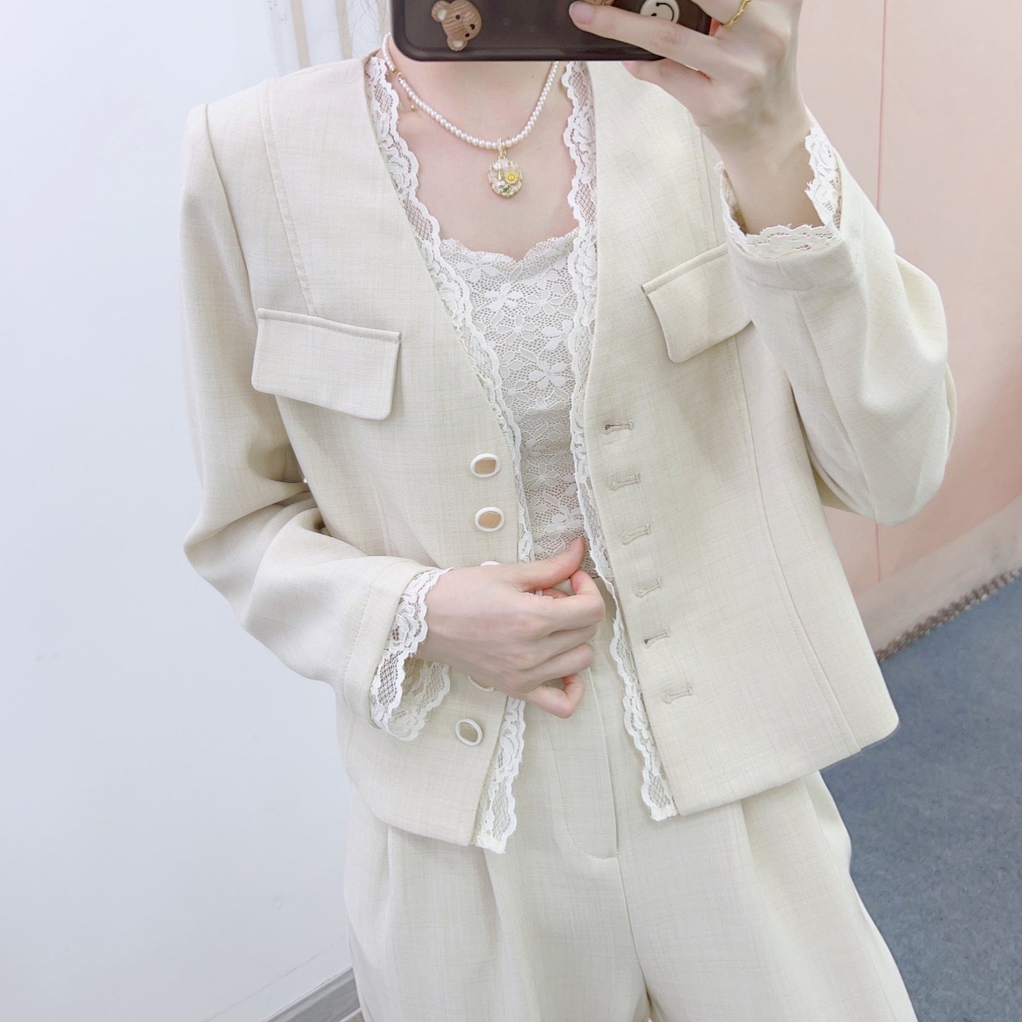 Dame elegant blazer-bukser-sæt med høj kvalitet tekstur og dekorative knapdetaljer Stilla