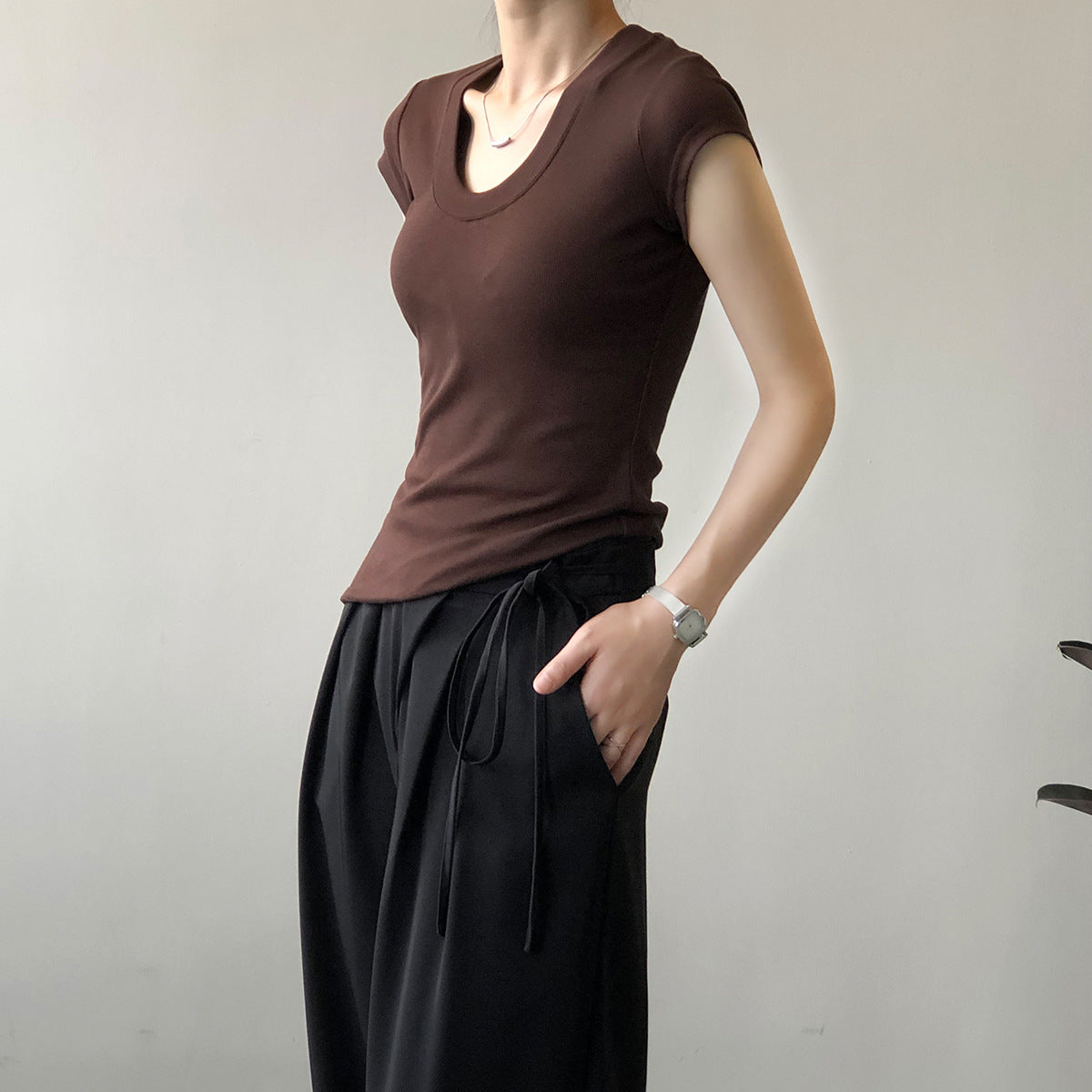 Dame kort bodyshirt i åndbart materiale med dyb rund halsudskæring Stilla