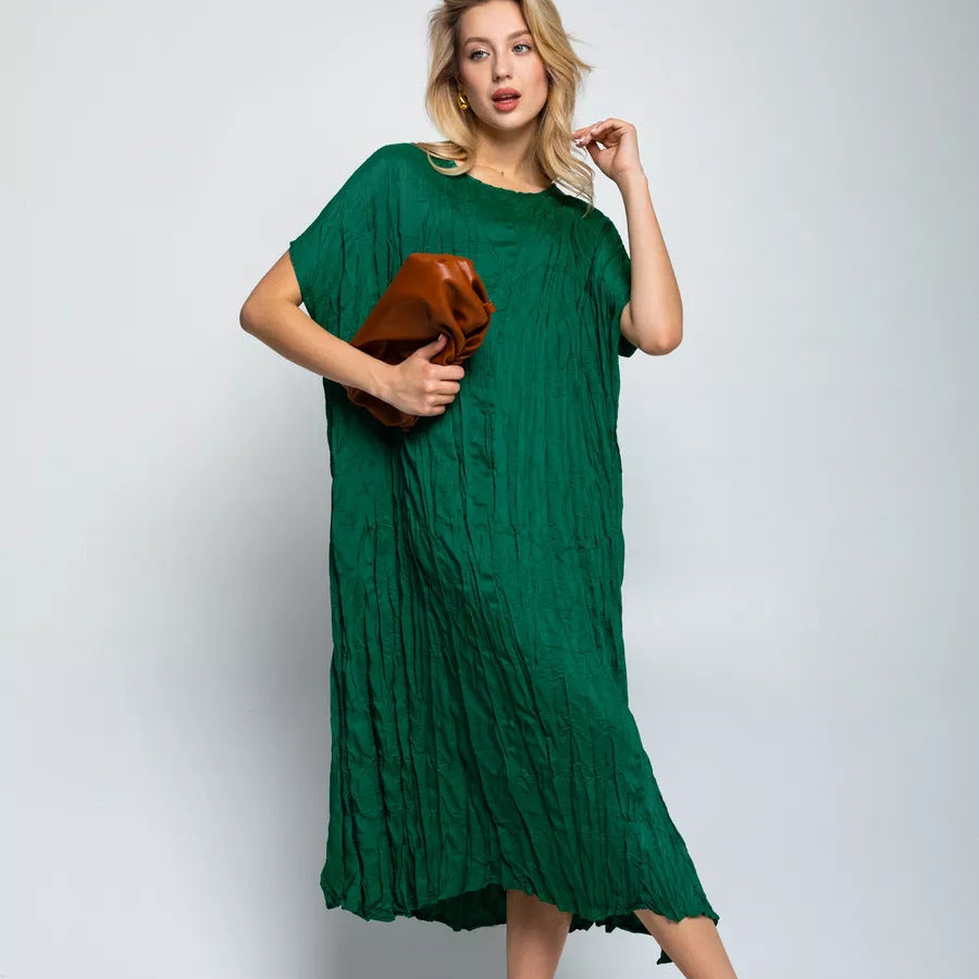 Dame afslappet midikjole i let stof med plissering og kort ærme Stilla