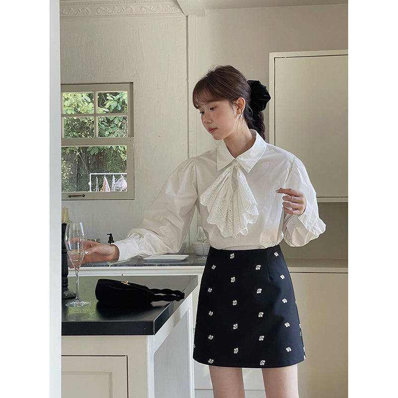 Dame elegant bluse med flæsedetalje og moderne knaplukning Stilla