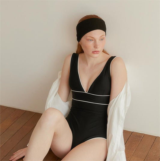 Dame Elegant Én-dels Badedragt med sporty V-hals og figurskabende accenter Stilla