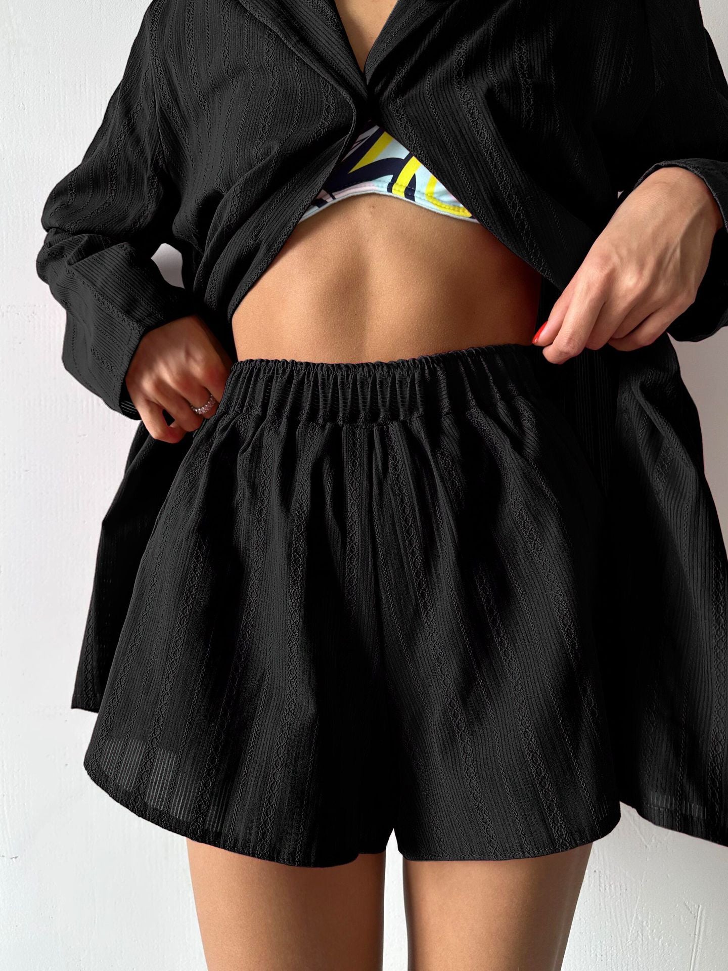 Dame afslappet overdel og shorts-sæt lavet af let stof med fint strukturmønster Stilla