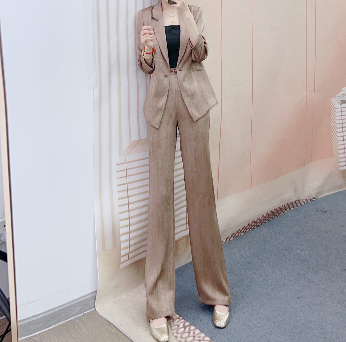 Dame elegant blazer-bukser-sæt med skinnende finish og figursyet silhuet Stilla