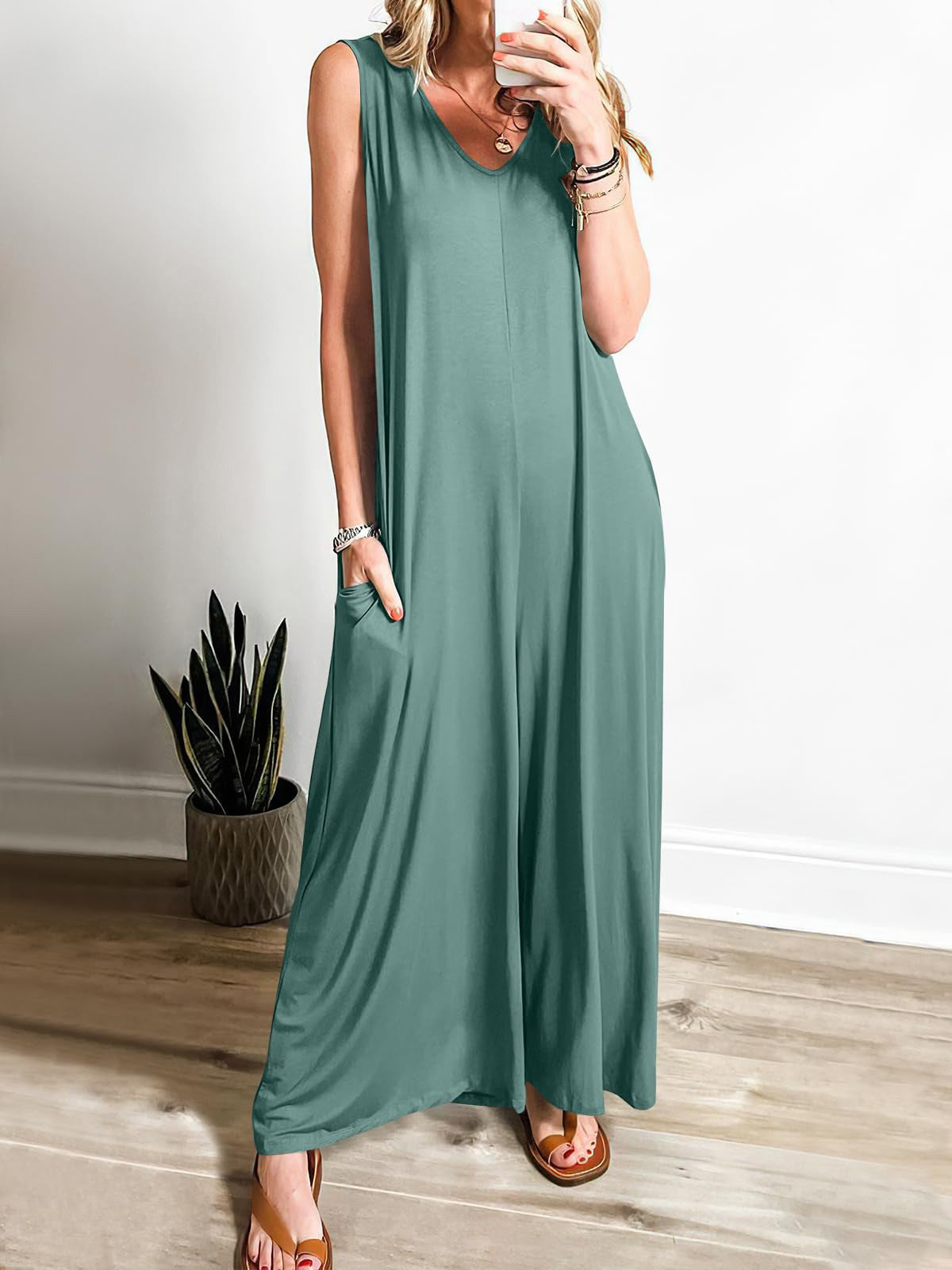 Dame Luftigt Jumpsuit med dyb V-hals og sidelommer Stilla