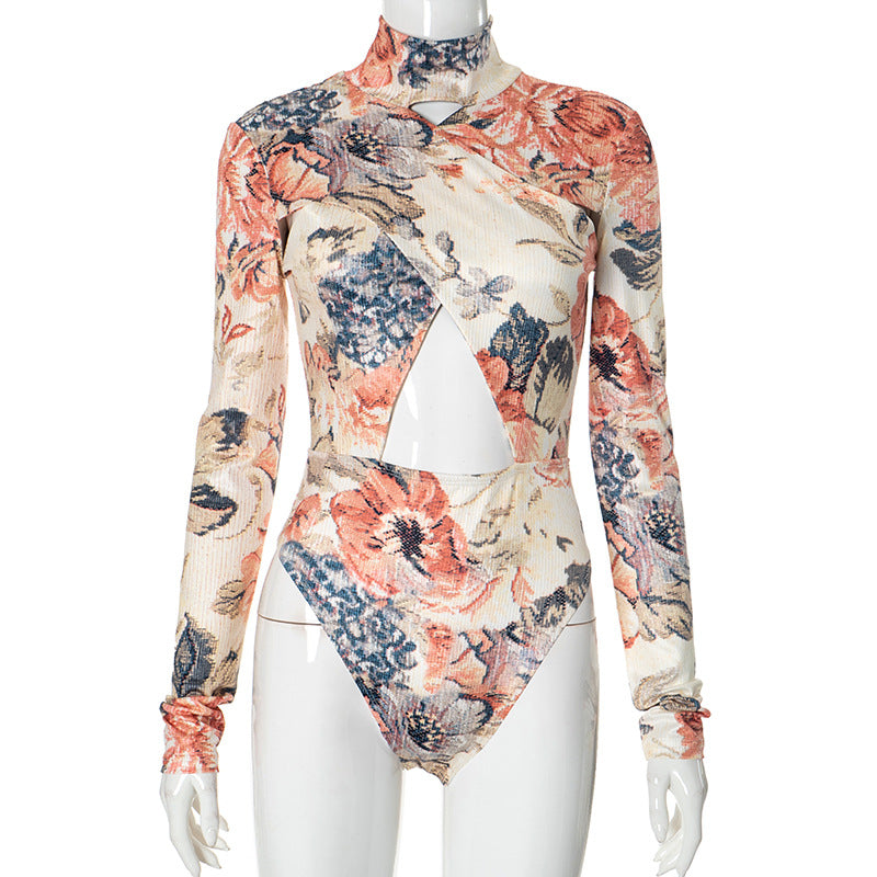 Dame jumpsuit med blomsterdesign og innovativ cut-out Stilla