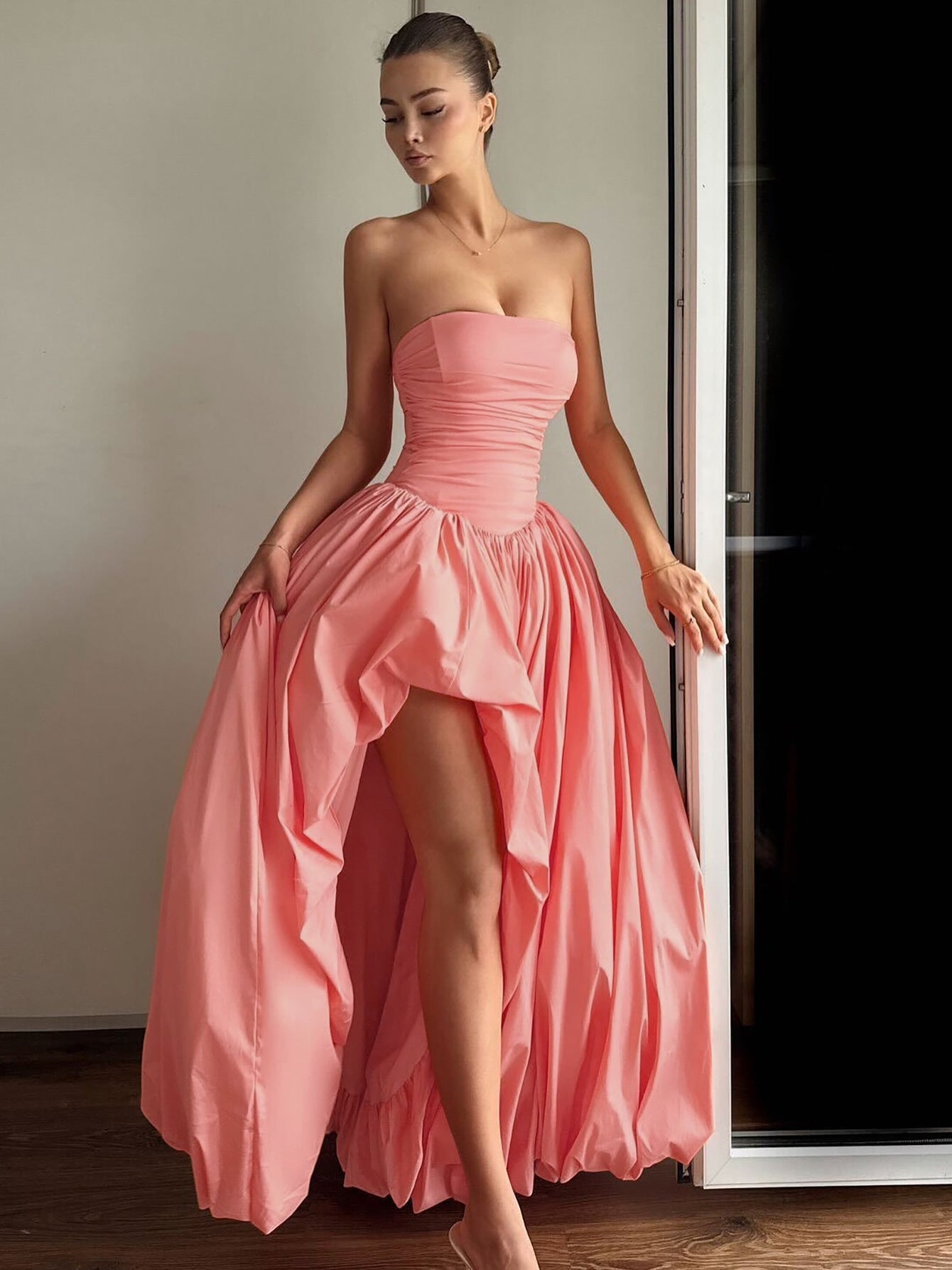 Dame Elegant bryllupskjole med strapless design og voluminøs nederdel Stilla