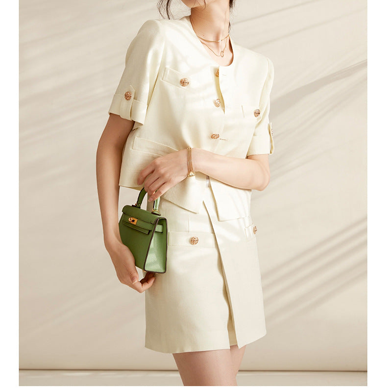 Dame elegant blazer-sæt med korte ærmer og gyldne knapdetaljer Stilla