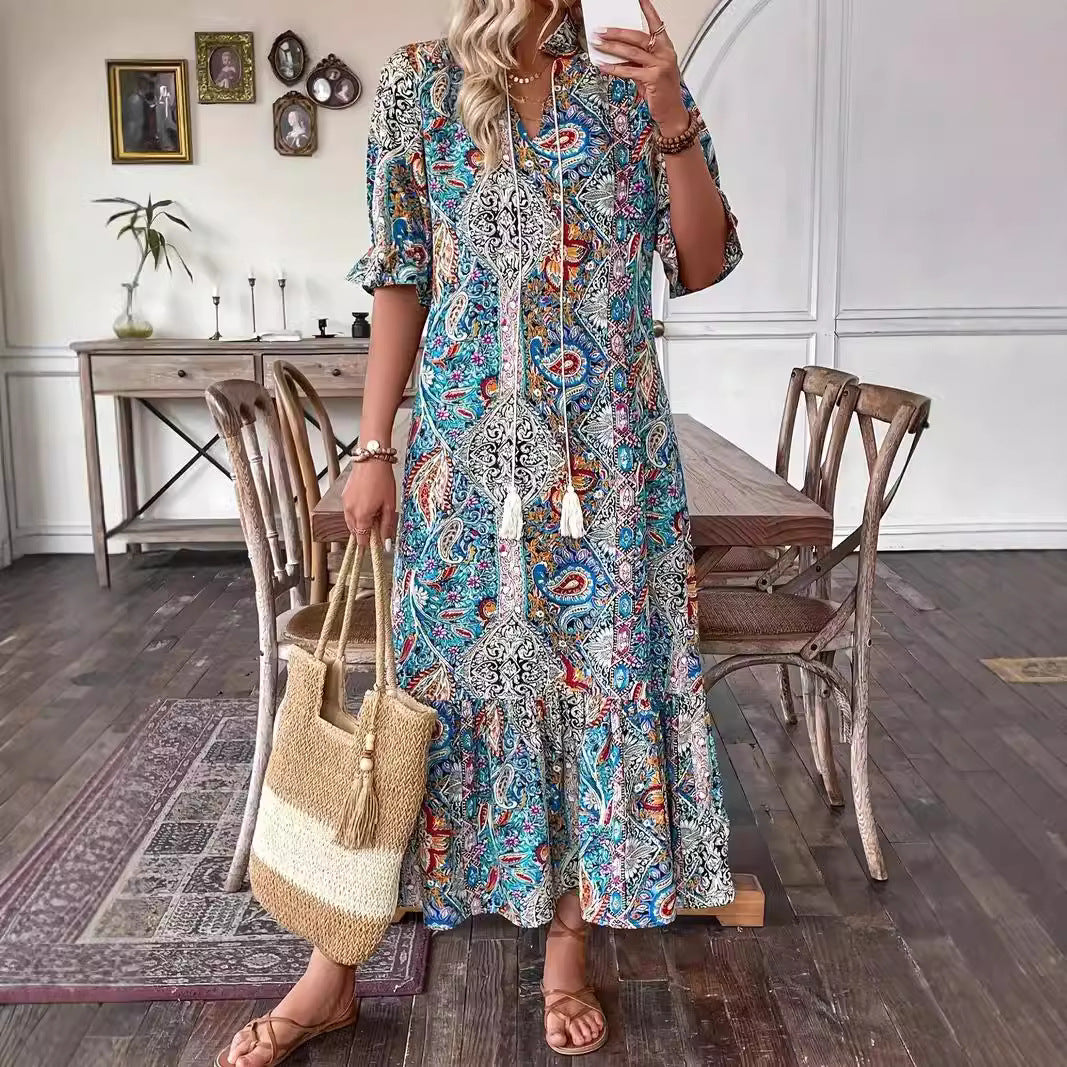 Dame afslappet maxikjole med farverigt paisleymønster og flæsedetaljer Stilla