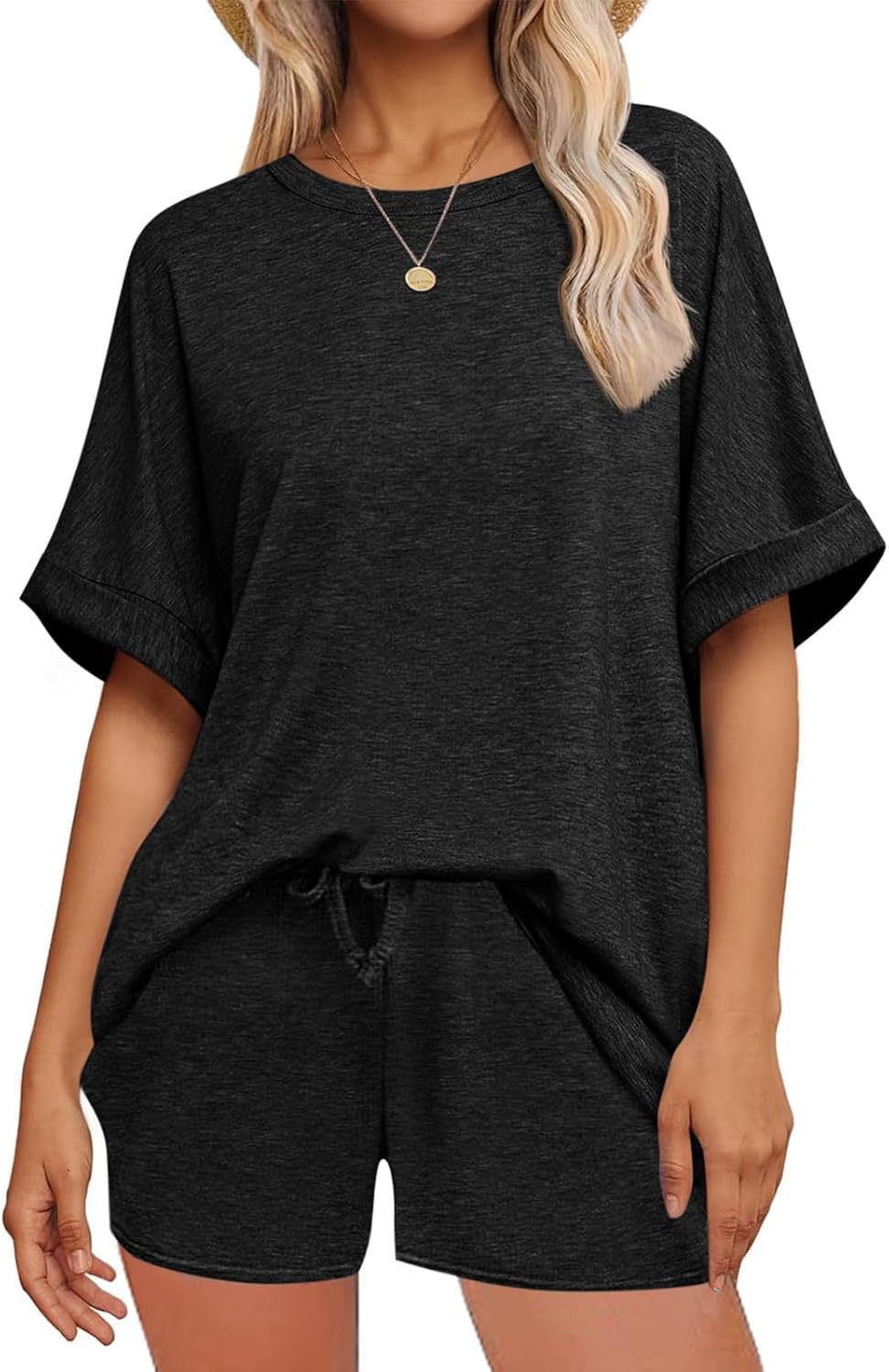 Dame afslappet shorts-sæt lavet af let materiale med rund halsudskæring og elastisk talje Stilla