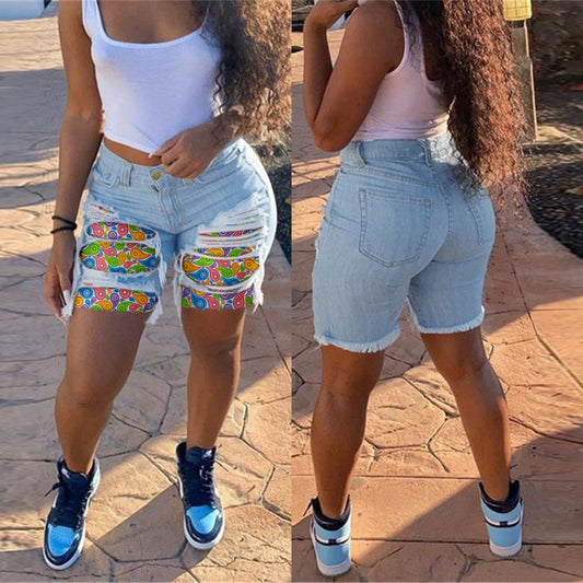 Dame Destroyed Denim Shorts med farverigt mønstertryk Stilla