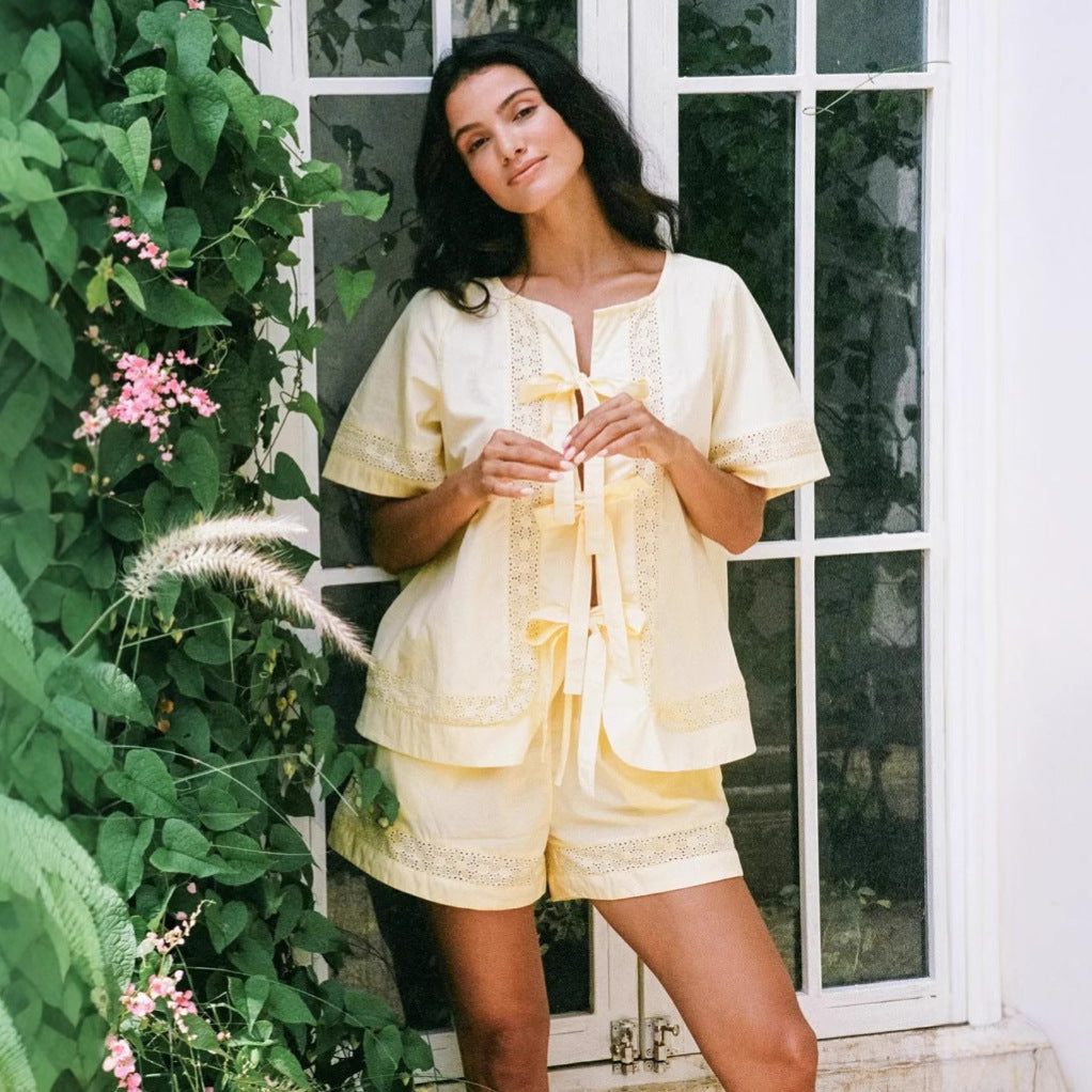 Dame afslappet sommerdragt med romantiske snøre-detaljer og traditionelt blondebesætning Stilla