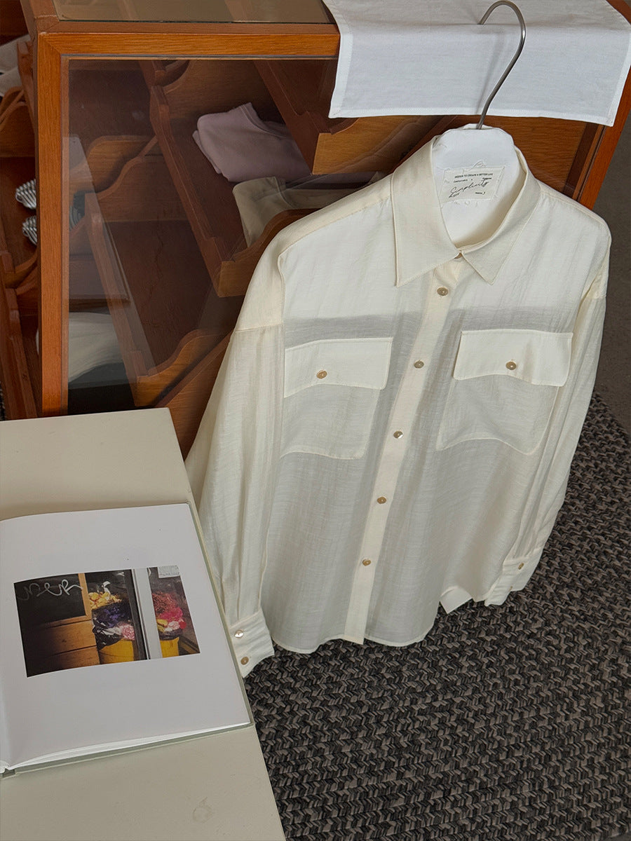 Dame afslappet bluse med fine knapdetaljer og praktiske brystlommer Stilla