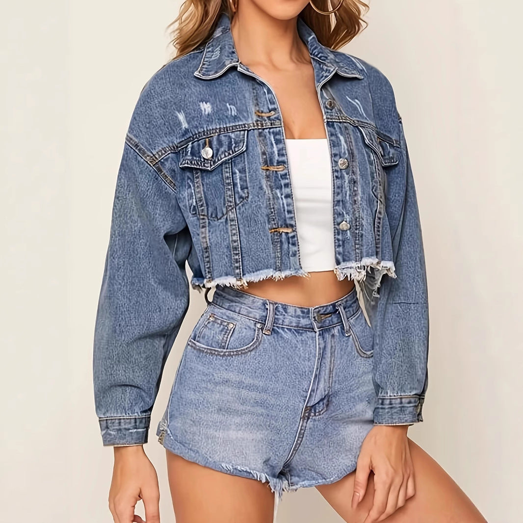 Dame cropped jeansjakke i afslappet vintage-stil med frynset kant og moderne riv-detaljer Stilla