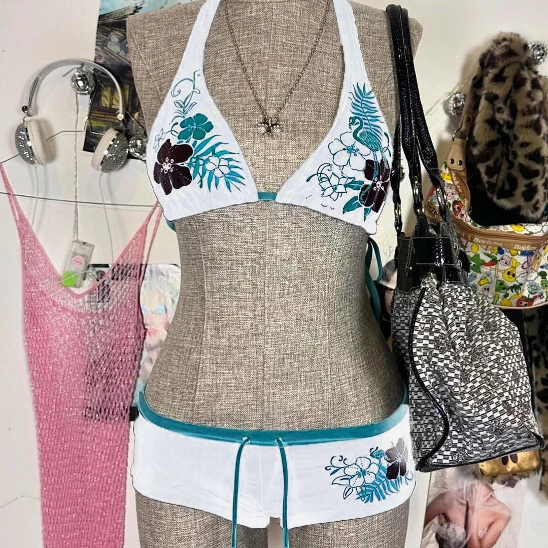 Dame bikini sæt med blomstertryk og individuelt halterdesign Stilla