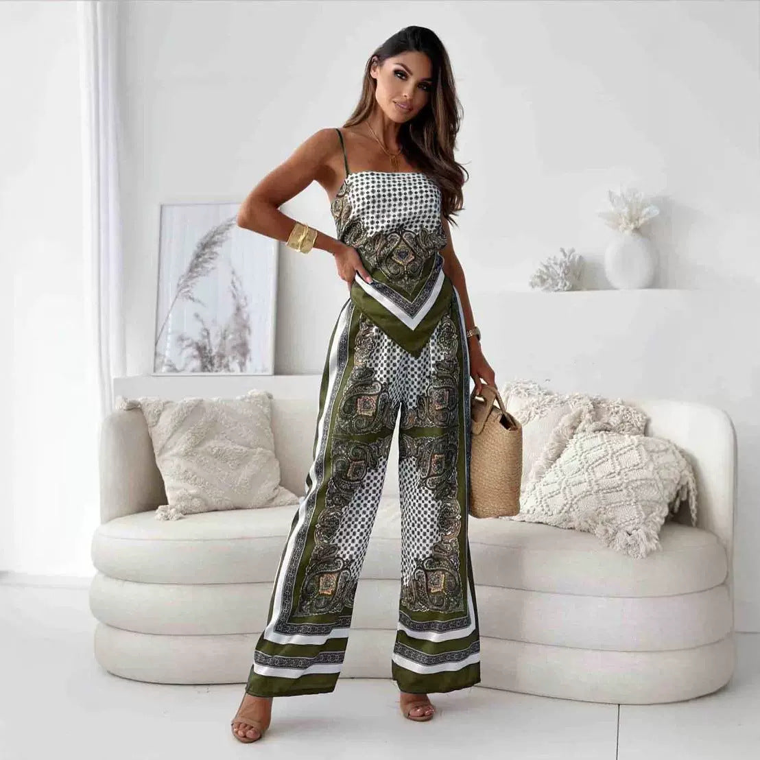 Dame jumpsuit i elegant vidde snit med raffinerede mønstre og stropper Stilla