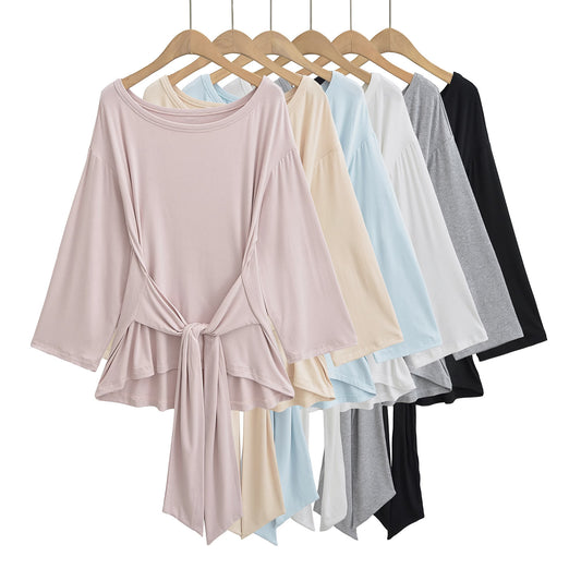 Dame afslappet indpakningsoverdel med elegante flæsedetaljer og sideknude Stilla