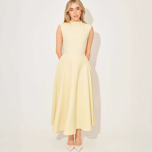 Dame elegant aftenkjole med høj krave og flydende skørt Stilla