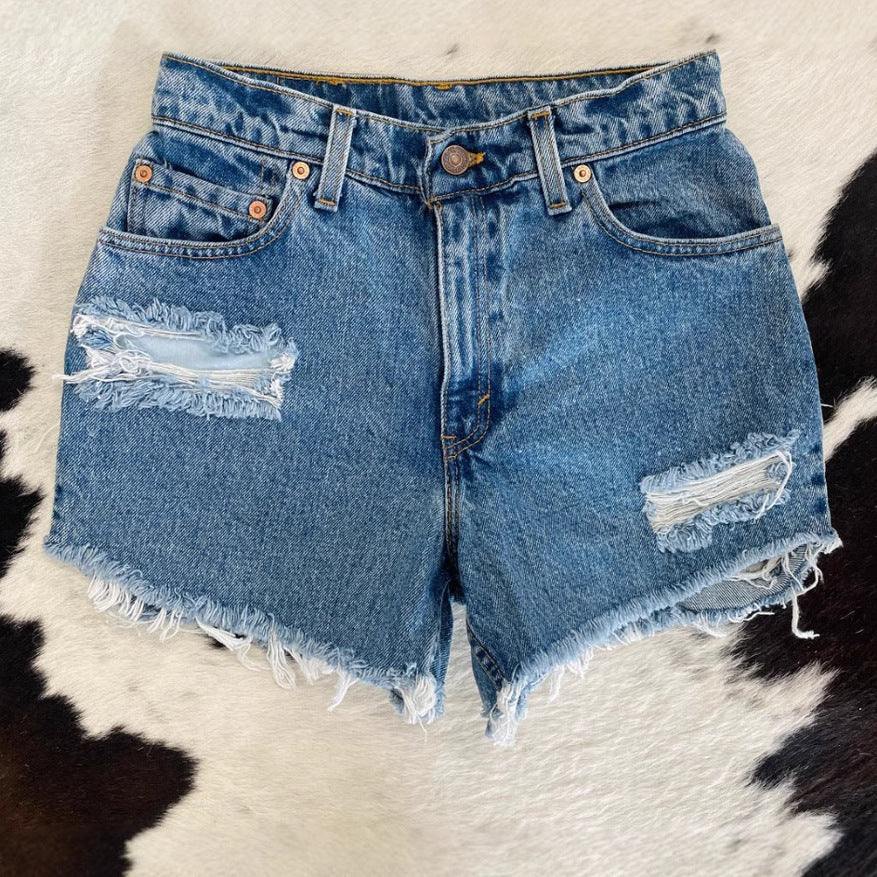Dame Destroyed Jeansshorts i vintage stil med frynset kant og moderne ripped-detaljer Stilla