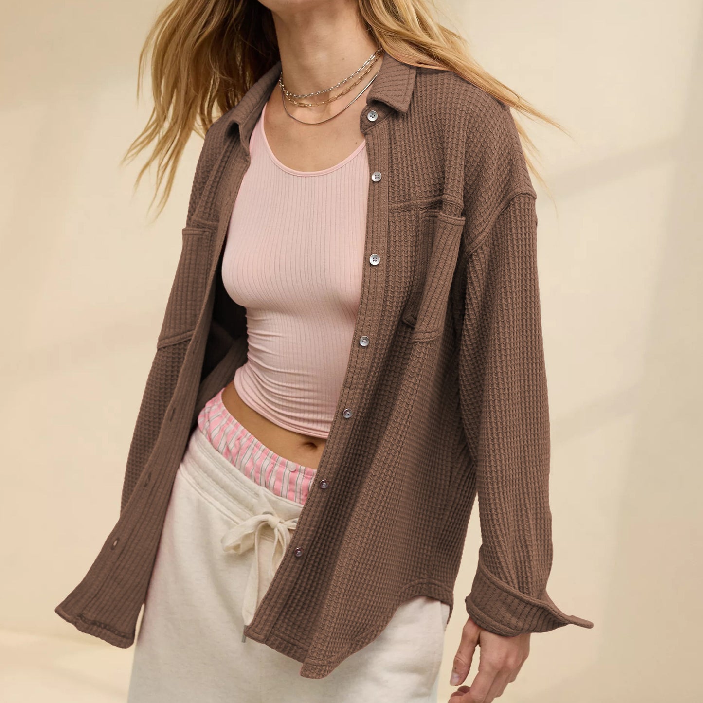 Dame afslappet overshirt i struktureret bomuld med trykknaplukning og sidelæg Stilla