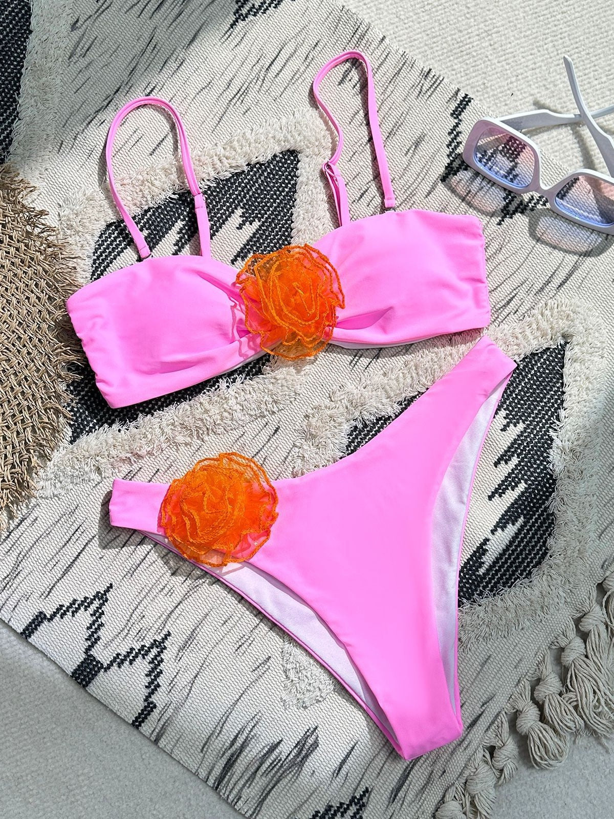Dame bikini med dekorative blomsterapplikationer Stilla