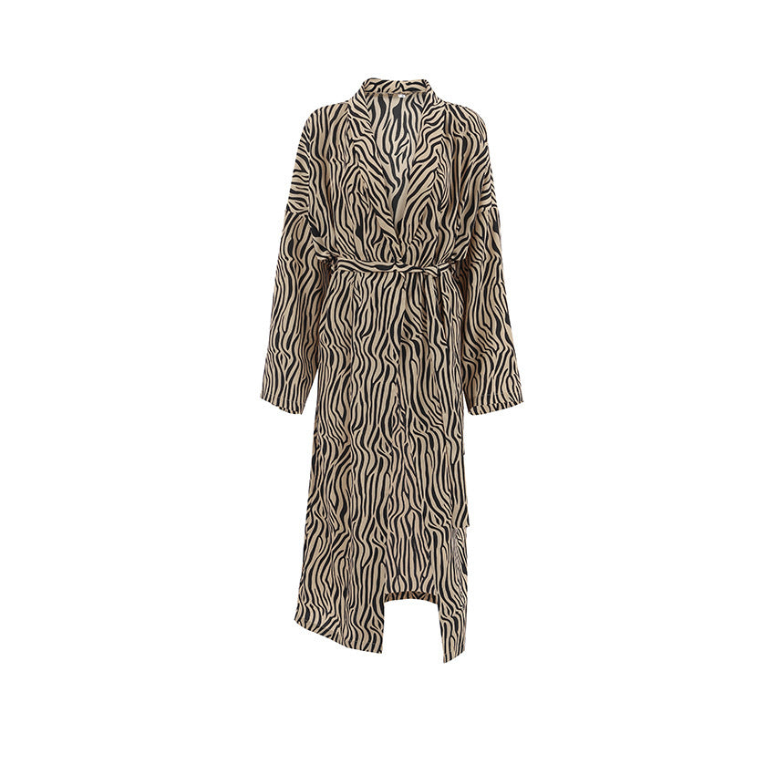 Dame elegant kimono med dyreprint og flydende snit Stilla