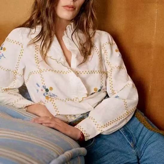 Dame elegant bluse med markante broderier og flæsekant Stilla