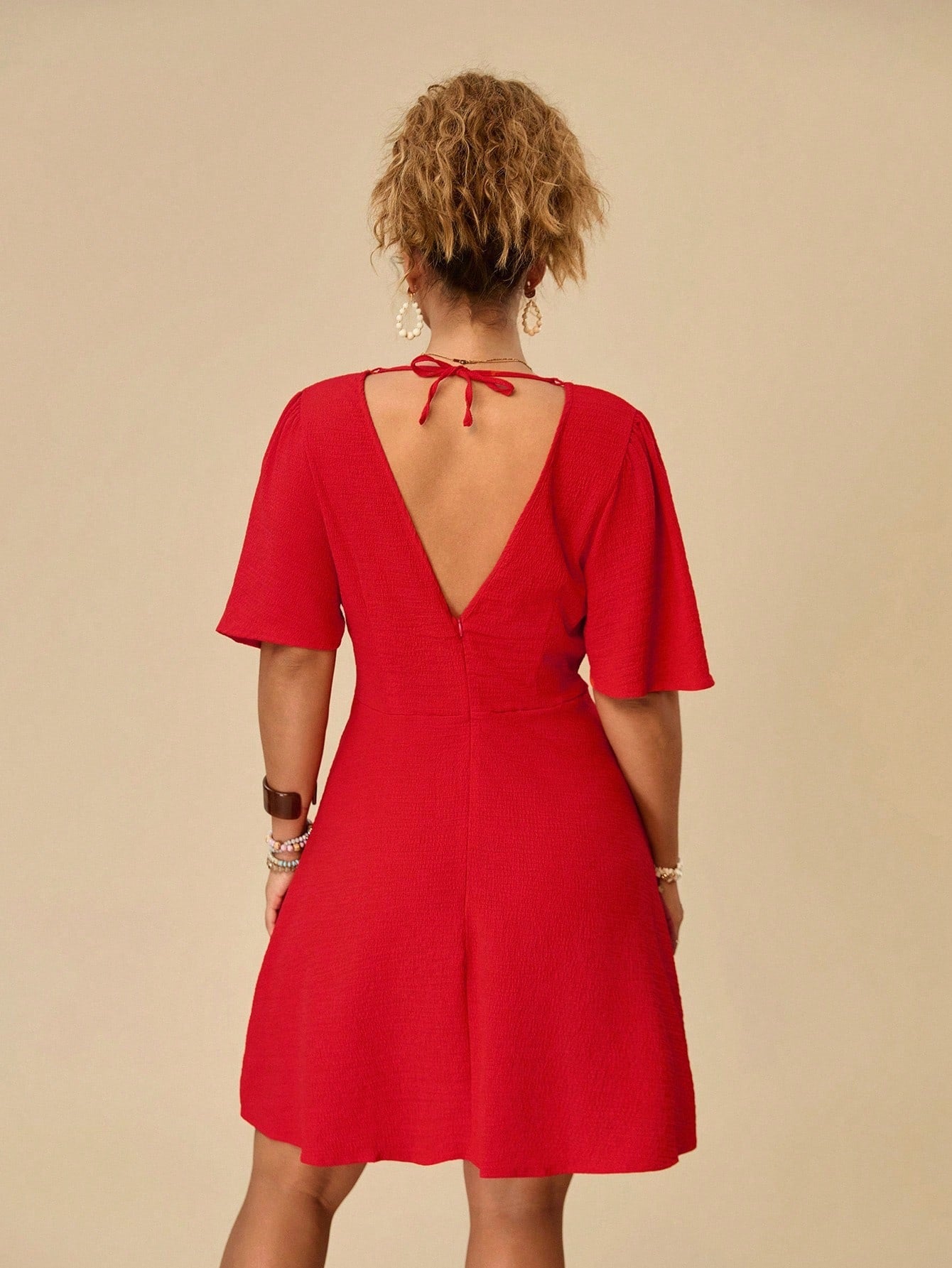 Dame afslappet minikjole med dyb V-udskæring og flydende skørt Stilla