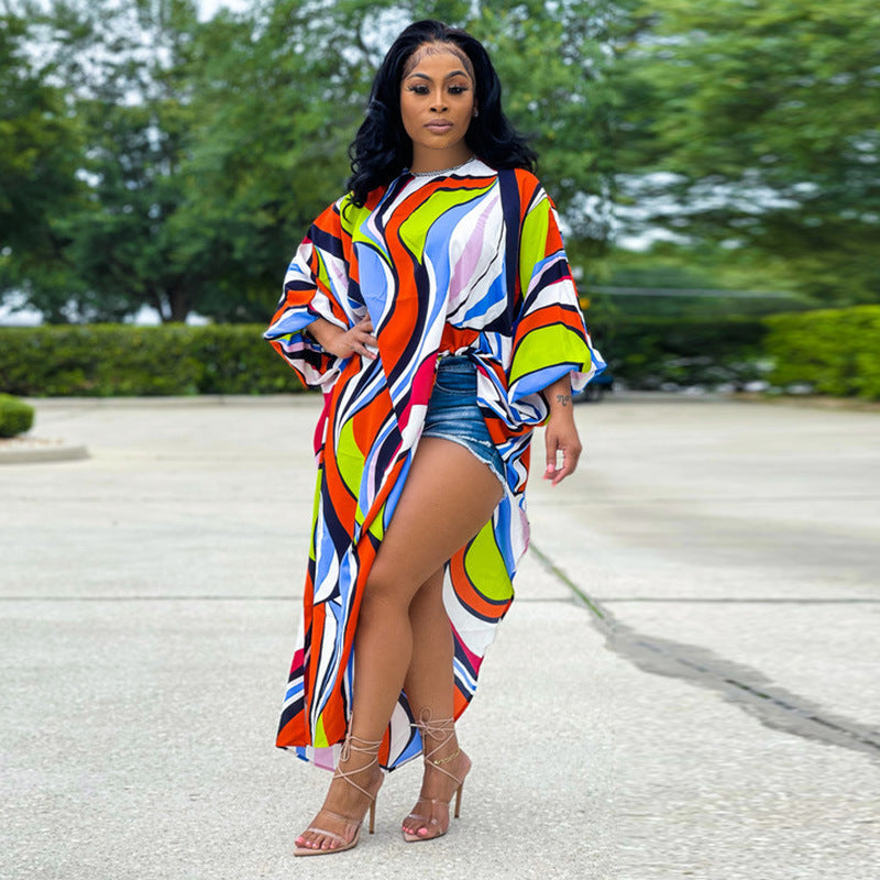 Dame afslappet strandkjole med asymmetrisk snit og farverigt bølgemønster Stilla