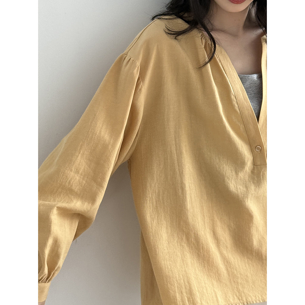 Dame afslappet bluse med ståkrave og elegant knappemulighed Stilla