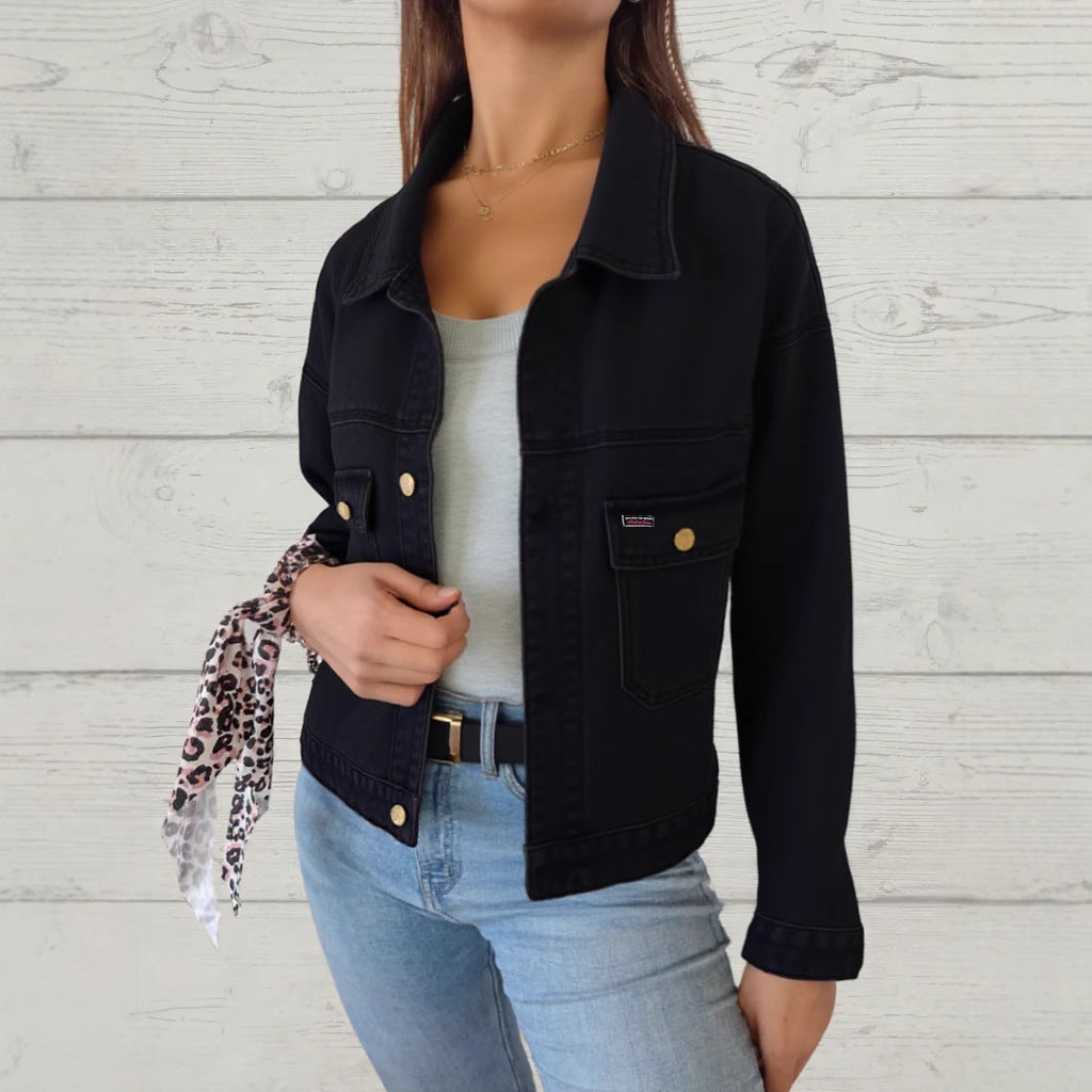 Dame denimjakke i klassisk snit med praktiske brystlommer og dekorative knapdetaljer Stilla