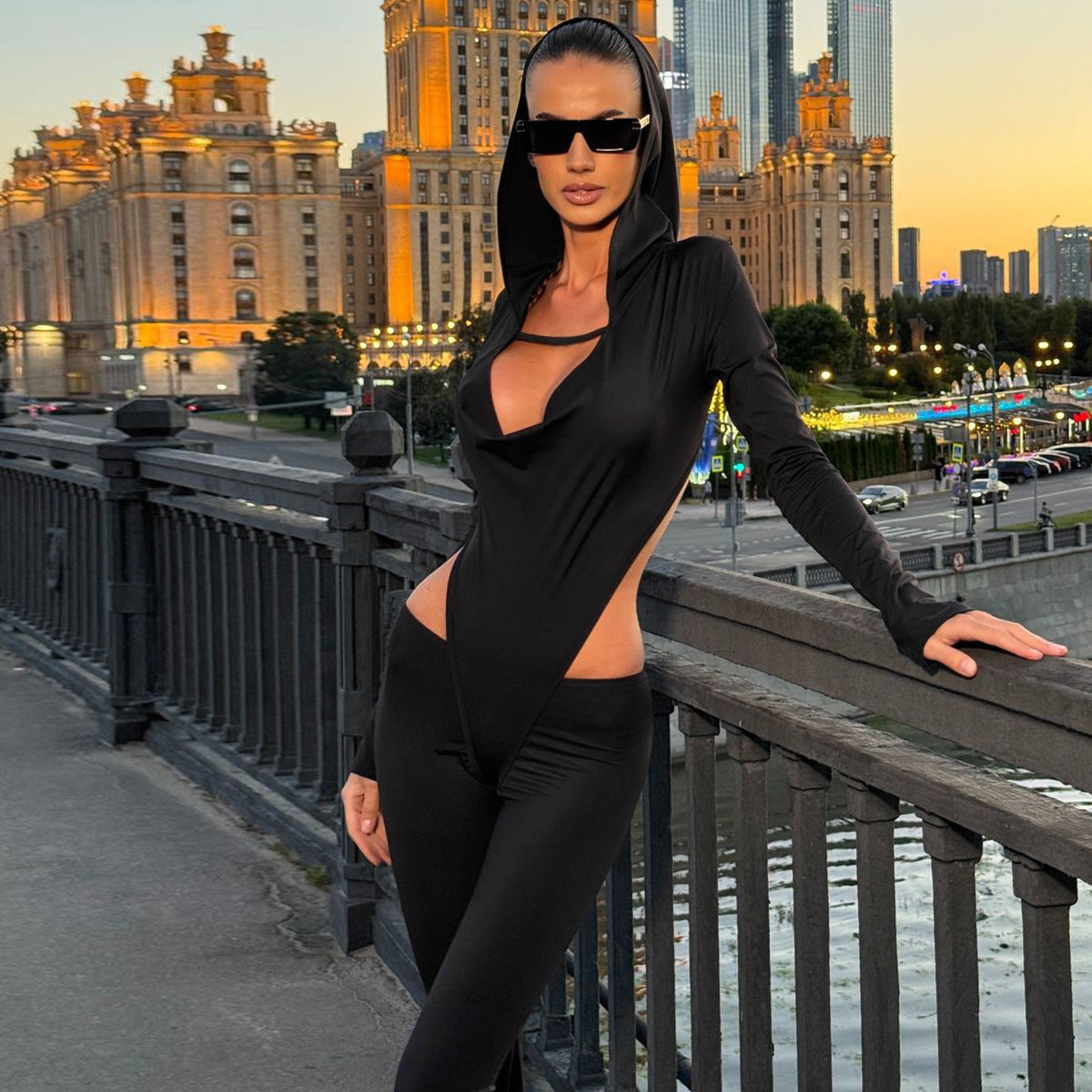 Dame figurtilpasset jumpsuit med innovativt cut-out-design og elegant hættemateriale Stilla