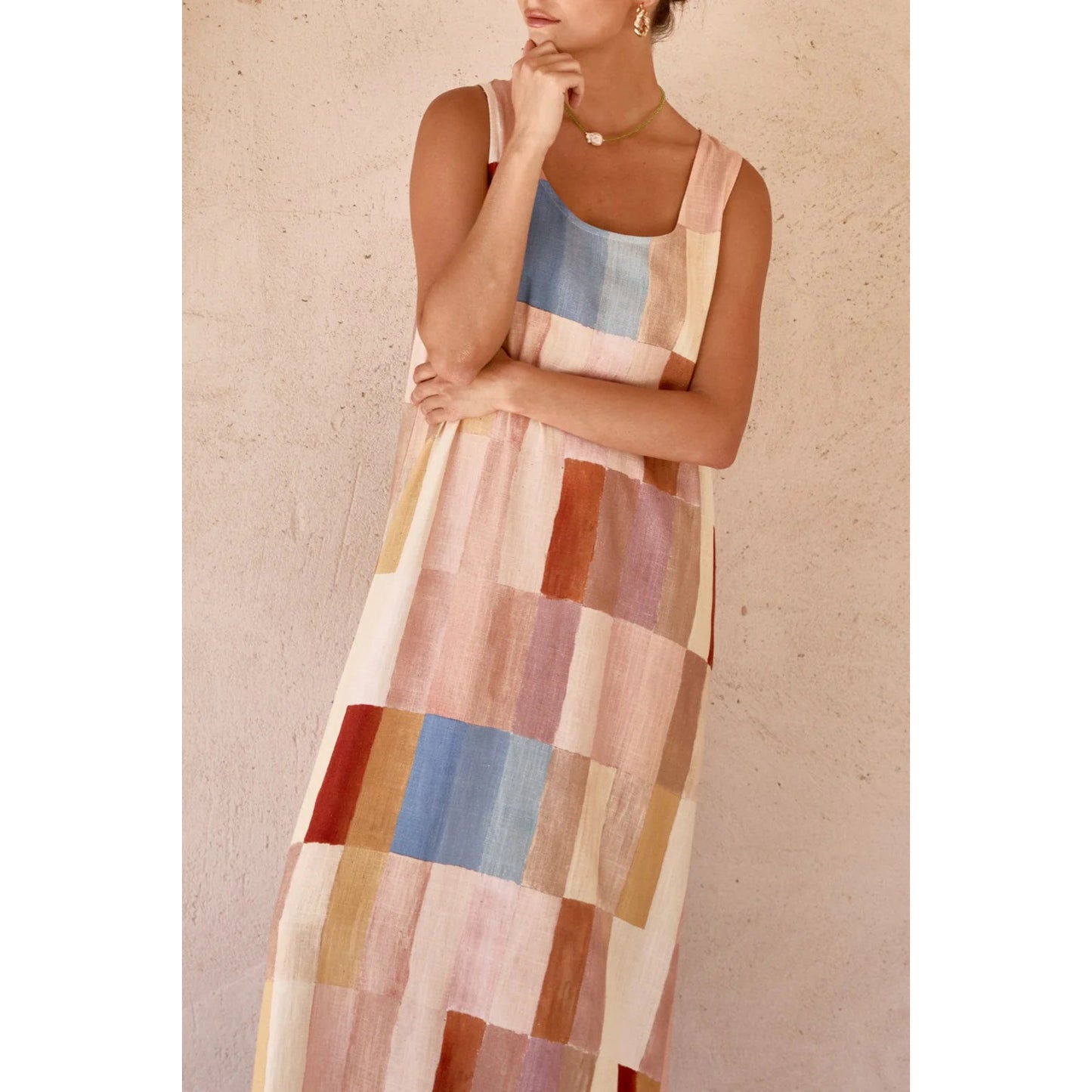 Dame afslappet maxikjole med farverigt grafisk mønster og brede stropper Stiila