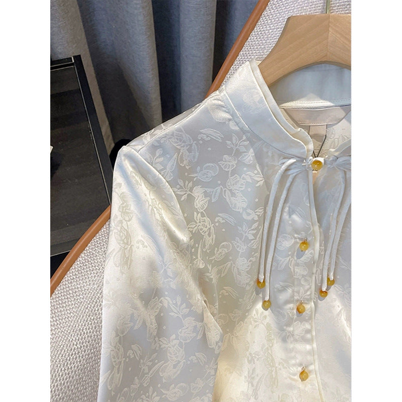 Dame elegant bluse med høj kraveform og dekorative knapdetaljer Stilla