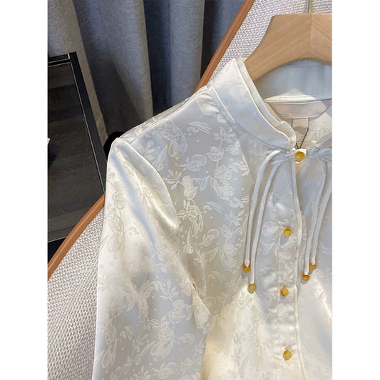 Dame elegant bluse med høj kraveform og dekorative knapdetaljer Stilla