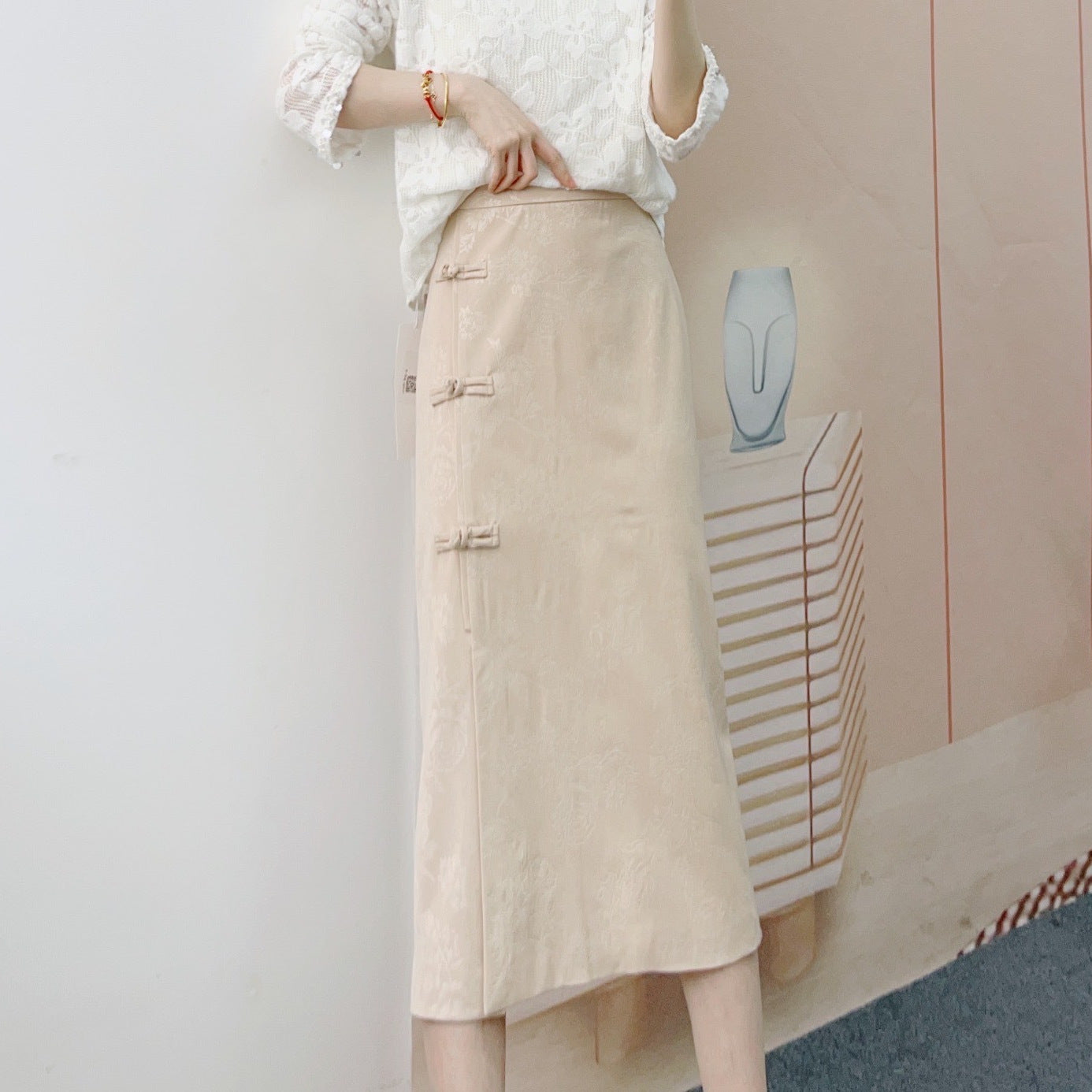 Dame Elegant blyantskørt med kunstneriske knapdetaljer og moderne fold Stilla