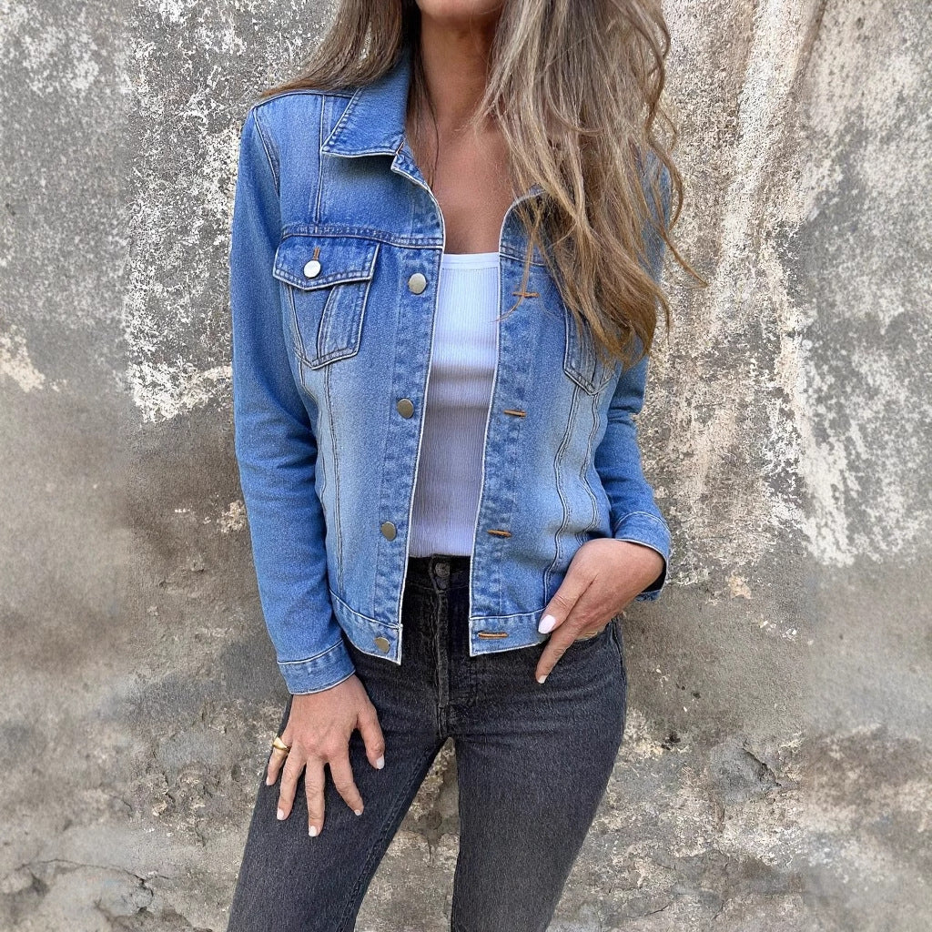 Dame Denimjakke i klassisk snit med modeshuller og stilige lommer Stilla