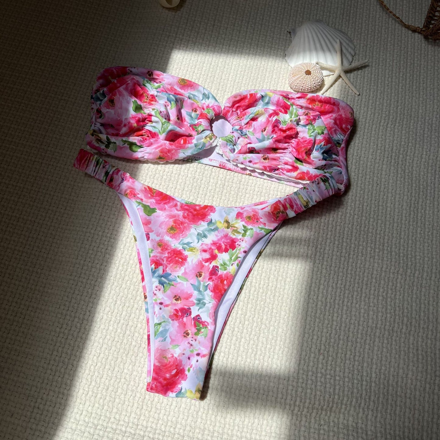 Dame bikini-top med raffineret blomster mønster og rynket design Stilla