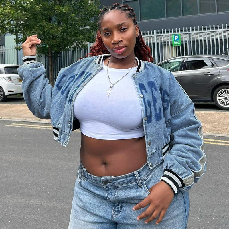 Dame Cropped Denim-Jakke med iøjnefaldende skrift og elastiske manchetter Stilla