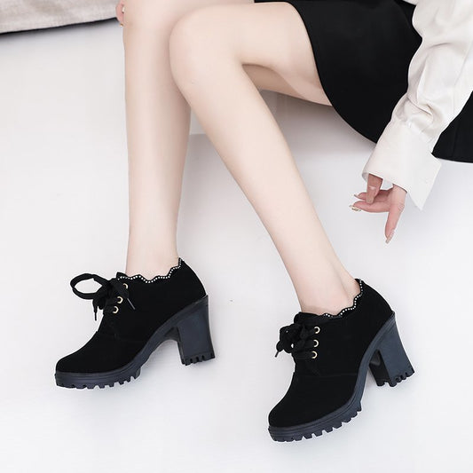 Damechik og moderne støvler med praktisk lynlås og elegante snøre detaljer Stilla