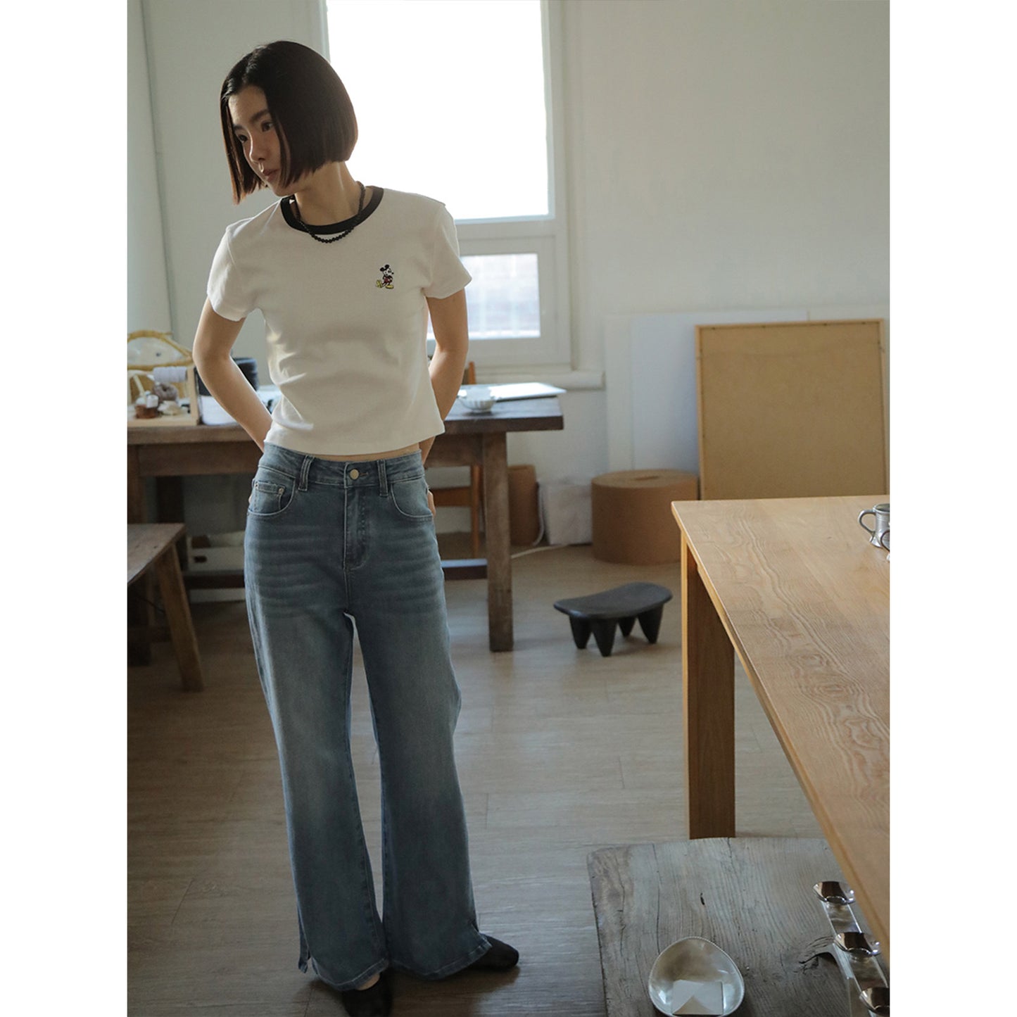 Dame afslappet kortærmet top med kontrasterende halsudskæring og stilfuld snit Stilla