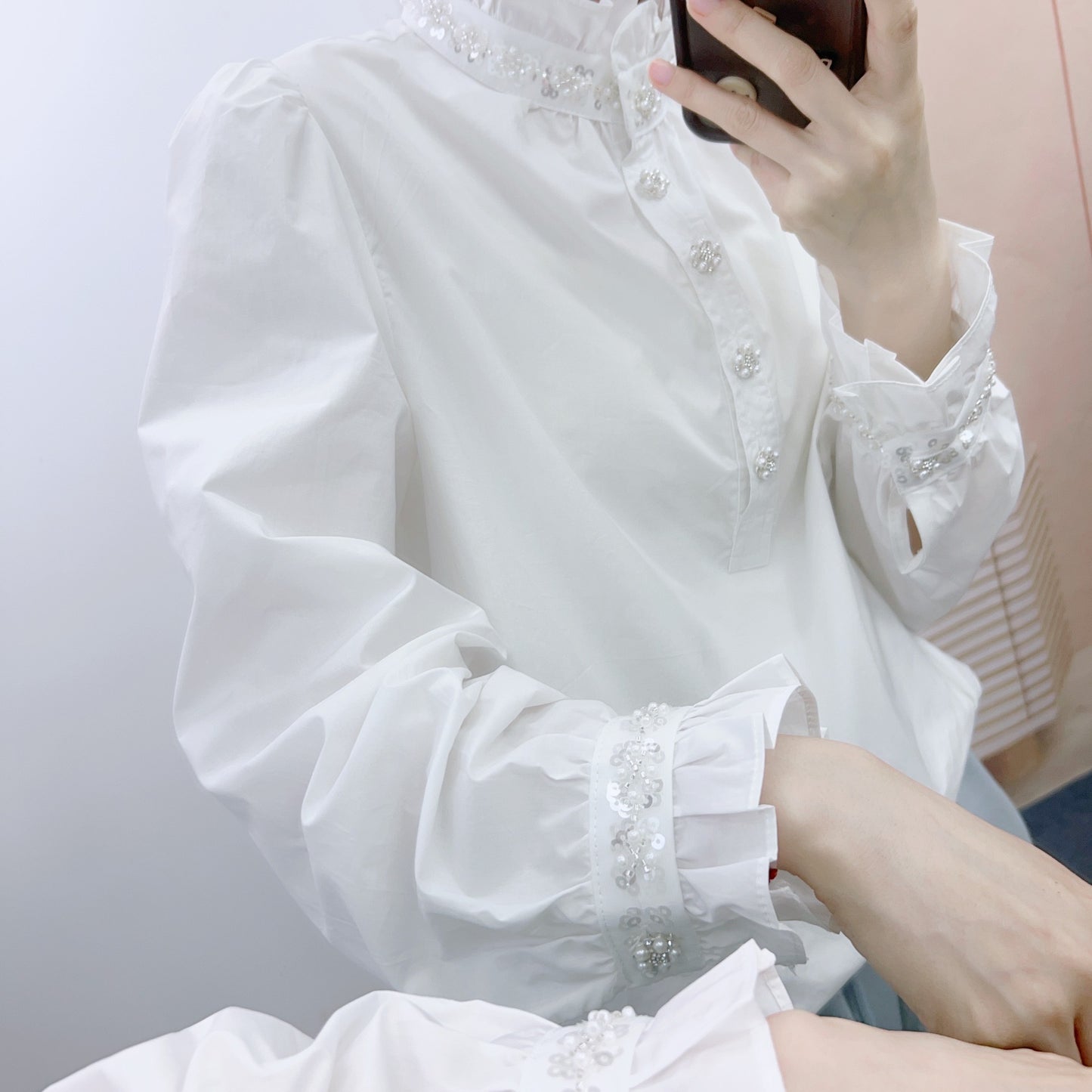 Dame elegant bluse med rynkedetaljer og perlesmykker Stilla