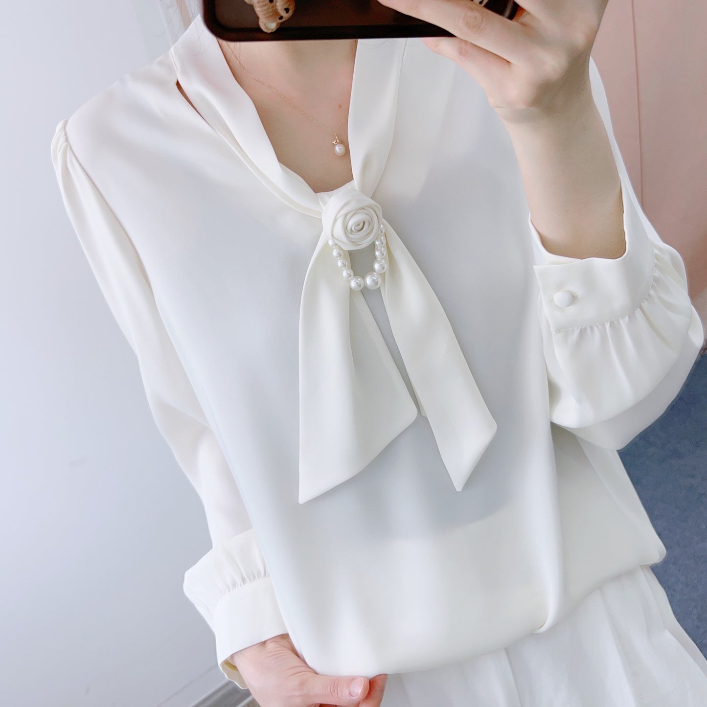 Dame elegant bluse med sløjfe-detalje og perle-accessorie Stilla