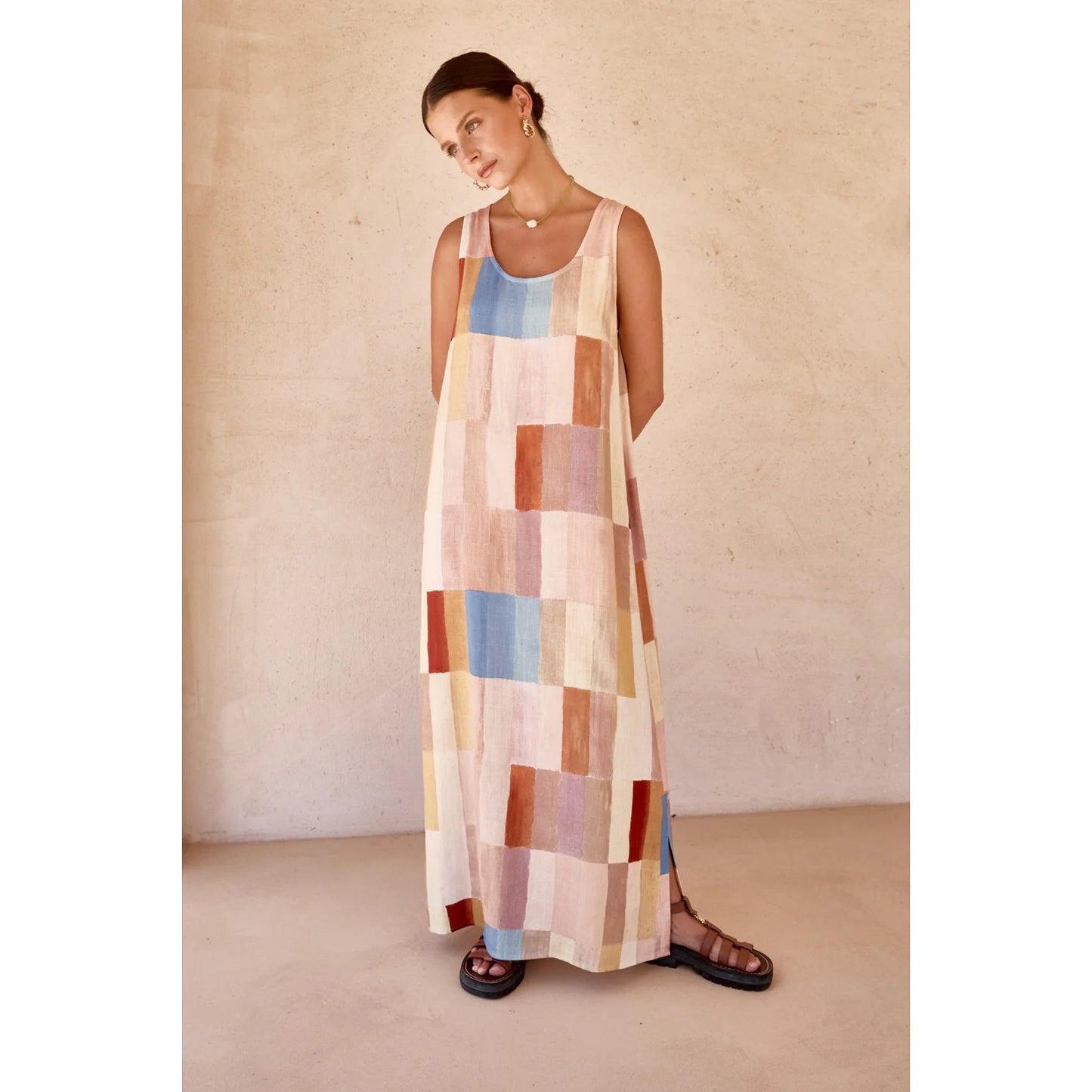 Dame afslappet maxikjole med farverigt grafisk mønster og brede stropper Stiila