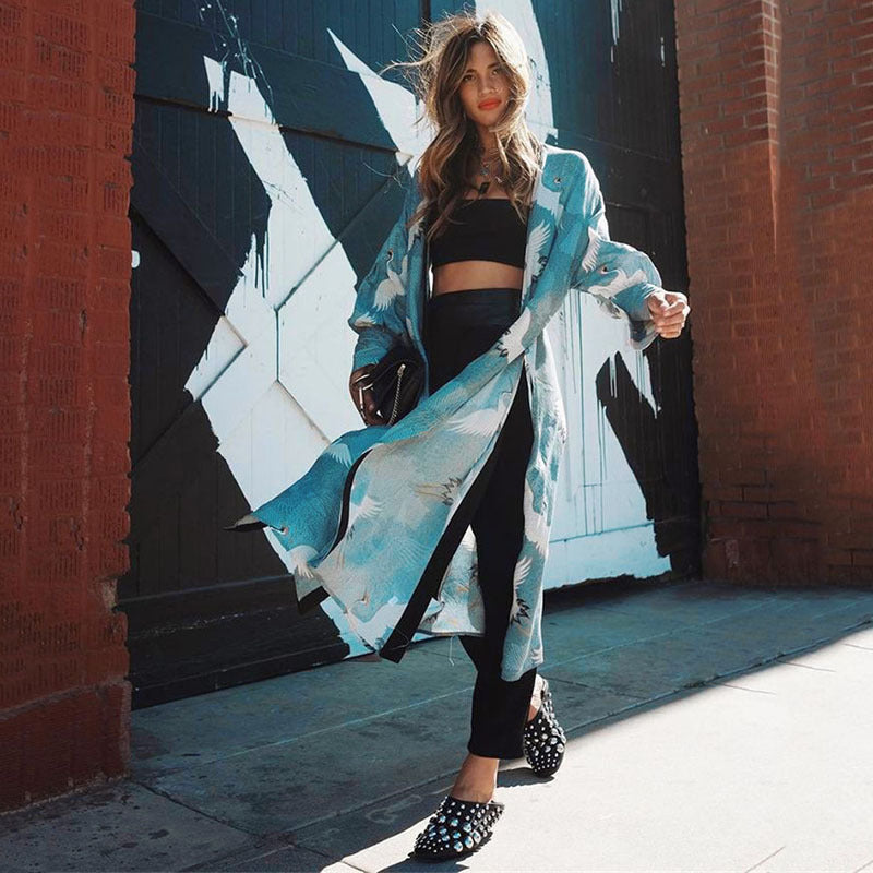 Dame elegant kimono med kunstnerisk fuglemotiv og flydende snit Stilla