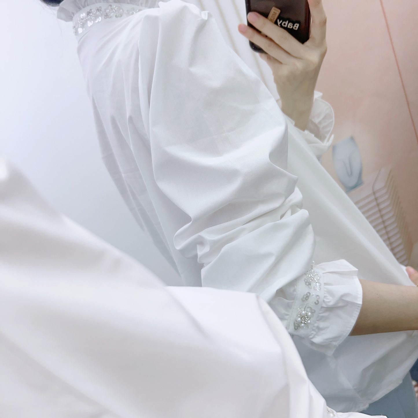 Dame elegant bluse med rynkedetaljer og perlesmykker Stilla