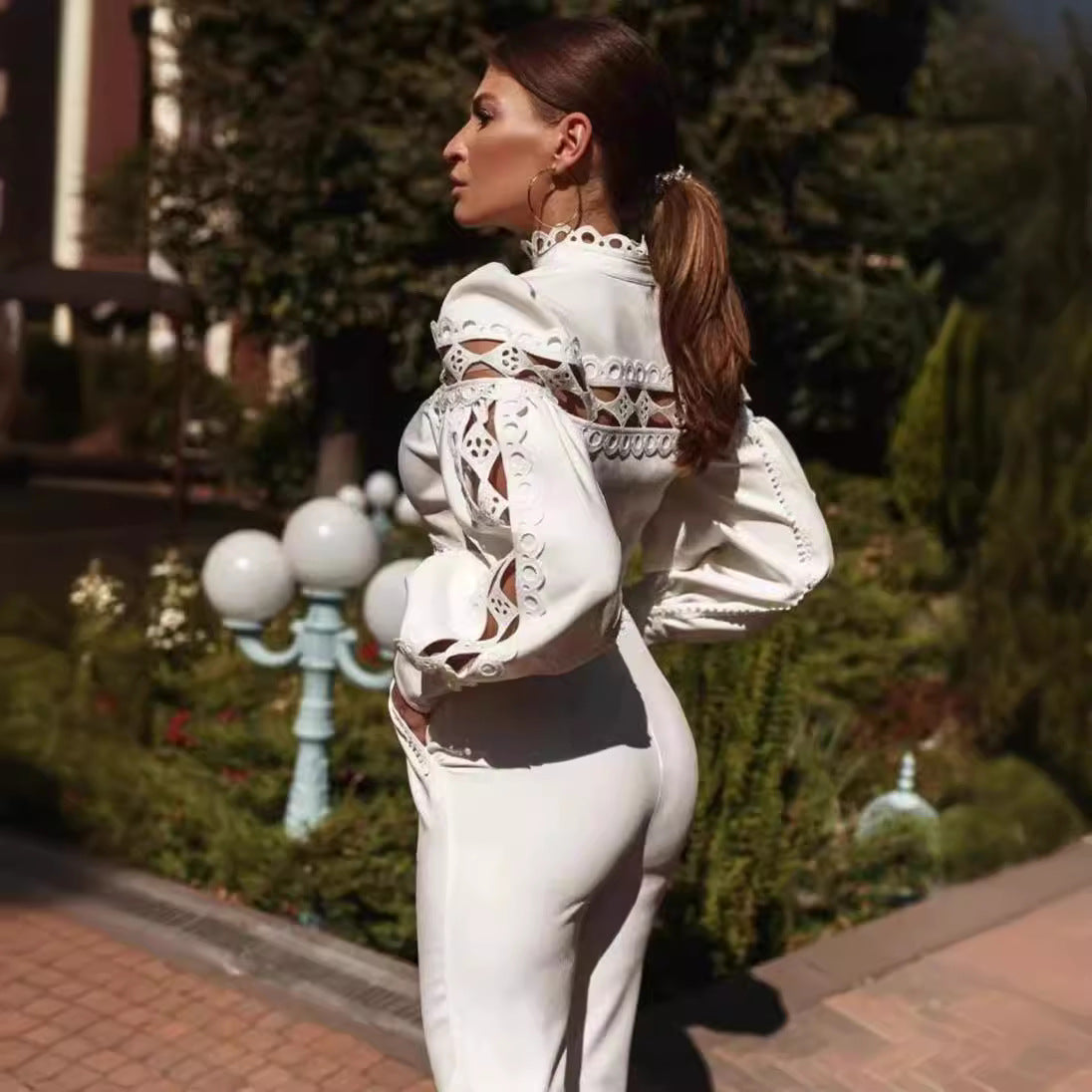 Dame jumpsuit med elegante cut-outs og voluminøse ærmer Stilla
